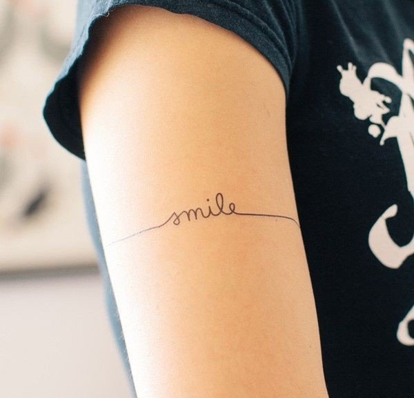 女性手臂上漂亮的臂环纹身图案