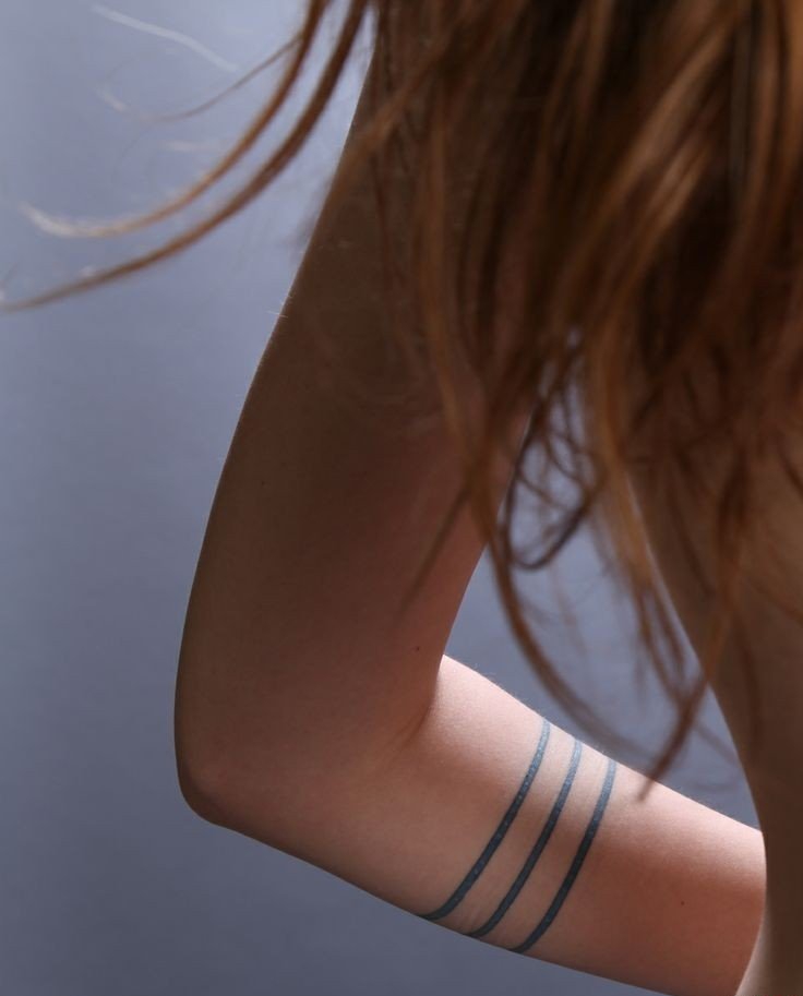 女性手臂上漂亮的臂环纹身图案