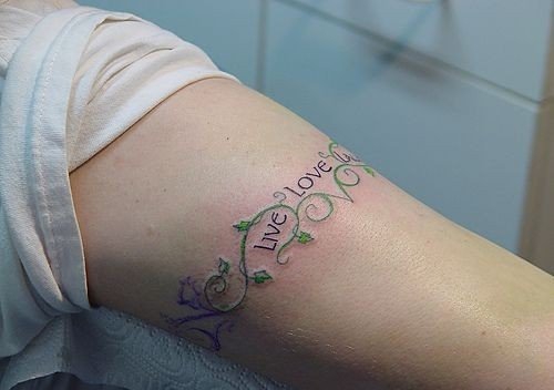 女性手臂上漂亮的臂环纹身图案