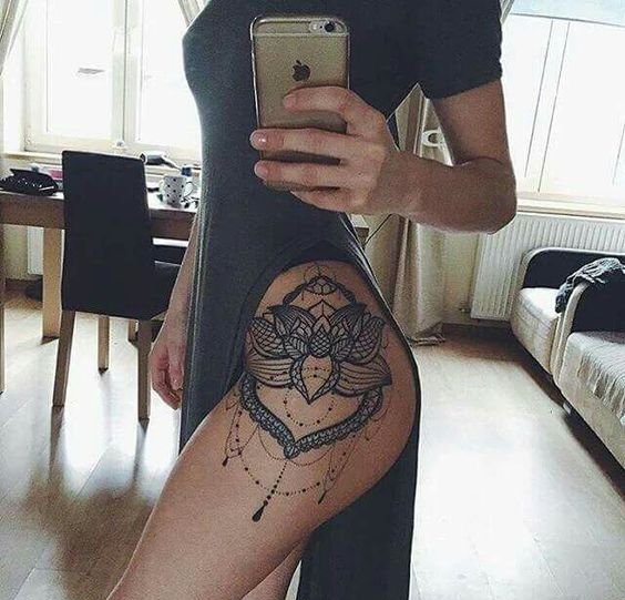 女孩性感腿部的漂亮纹身图案