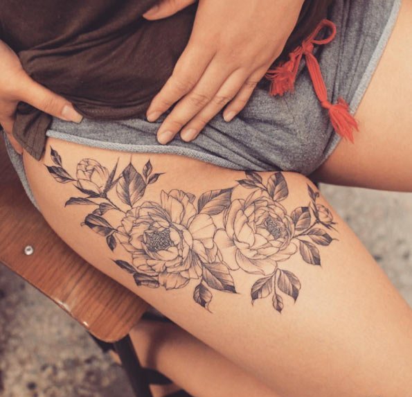 女孩性感腿部的漂亮纹身图案