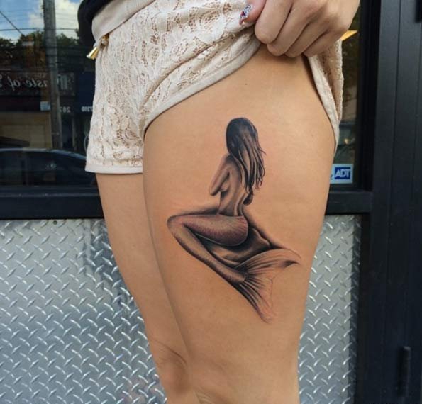 女孩性感腿部的漂亮纹身图案