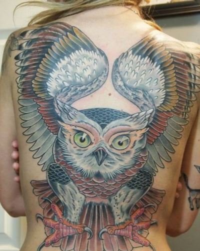 女性身上帅气的猫头鹰纹身图案