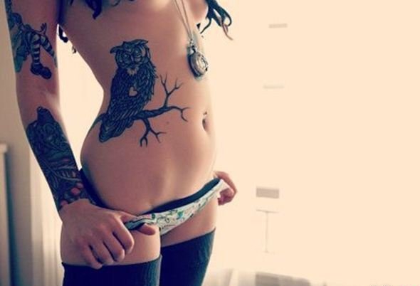 女性身上帅气的猫头鹰纹身图案