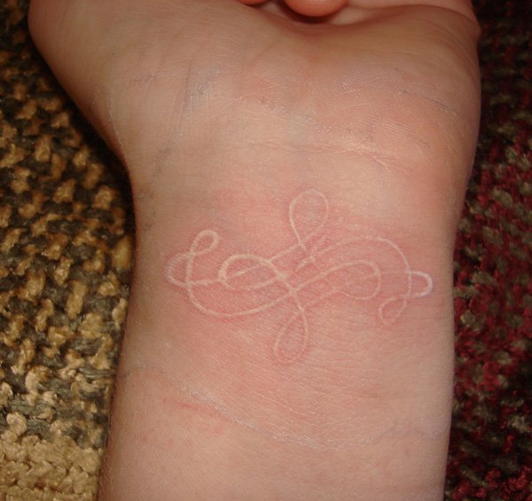 手臂上个性的白色隐形纹身图案