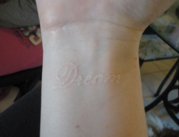 手臂上个性的白色隐形纹身图案