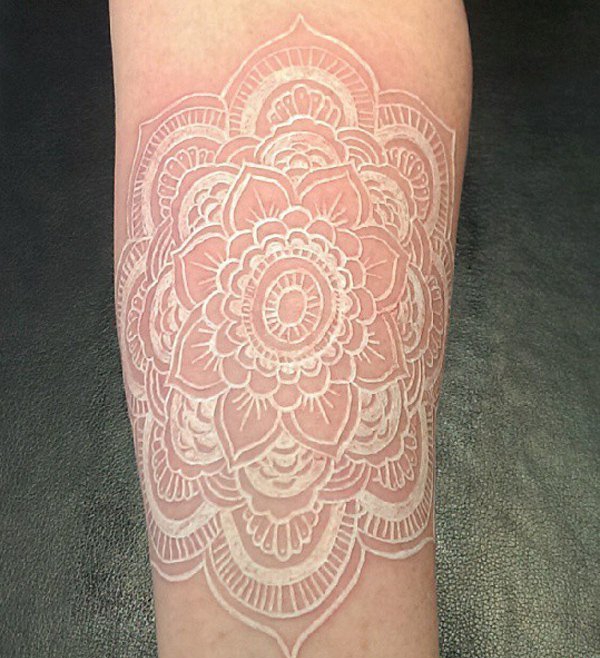 手臂上个性的白色隐形纹身图案