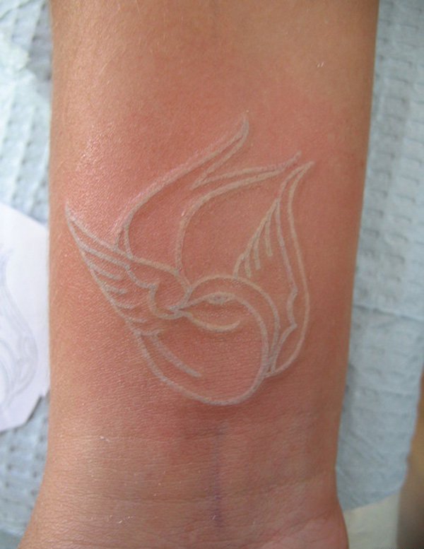 手臂上个性的白色隐形纹身图案