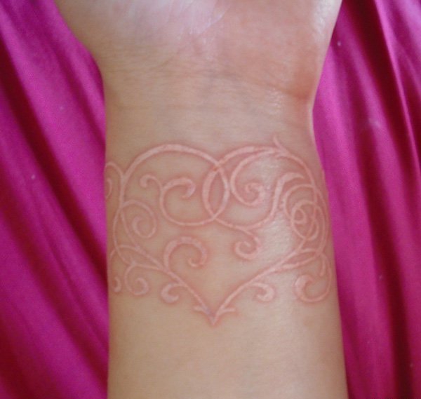 手臂上个性的白色隐形纹身图案