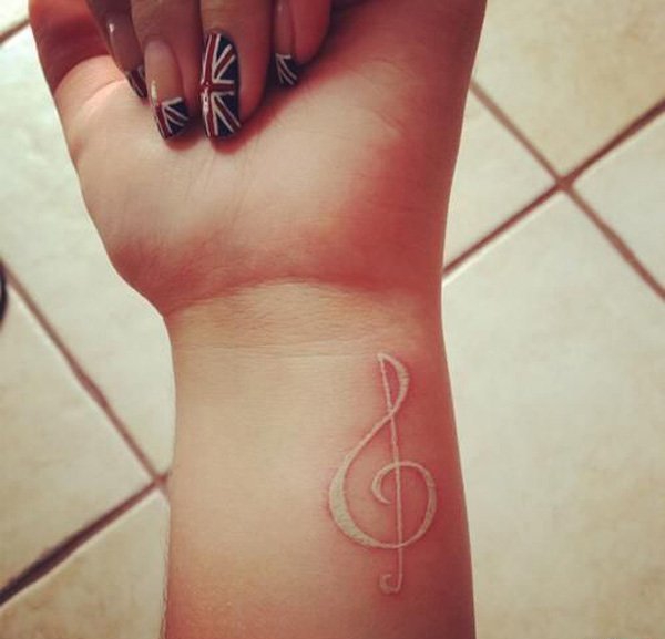 手臂上个性的白色隐形纹身图案