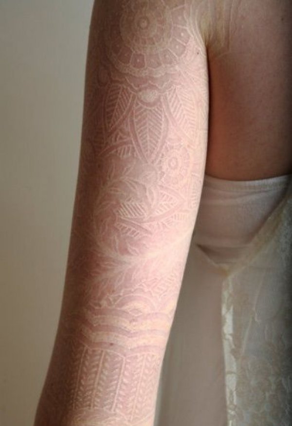 手臂上个性的白色隐形纹身图案