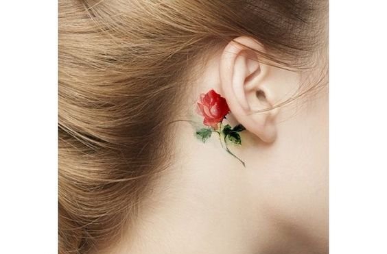 女孩身上漂亮的玫瑰花纹身图片