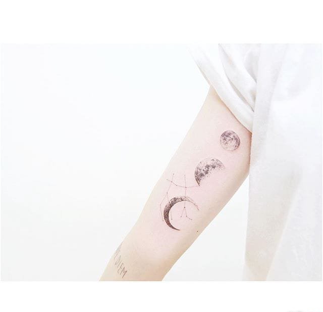 女性小清新宇宙主题纹身图案