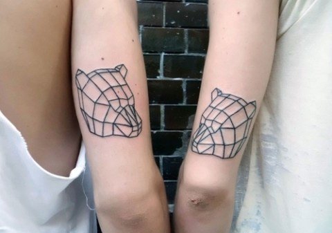 女闺蜜好友一样或相匹配的纹身图案