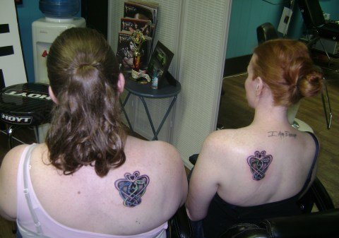 女闺蜜好友一样或相匹配的纹身图案