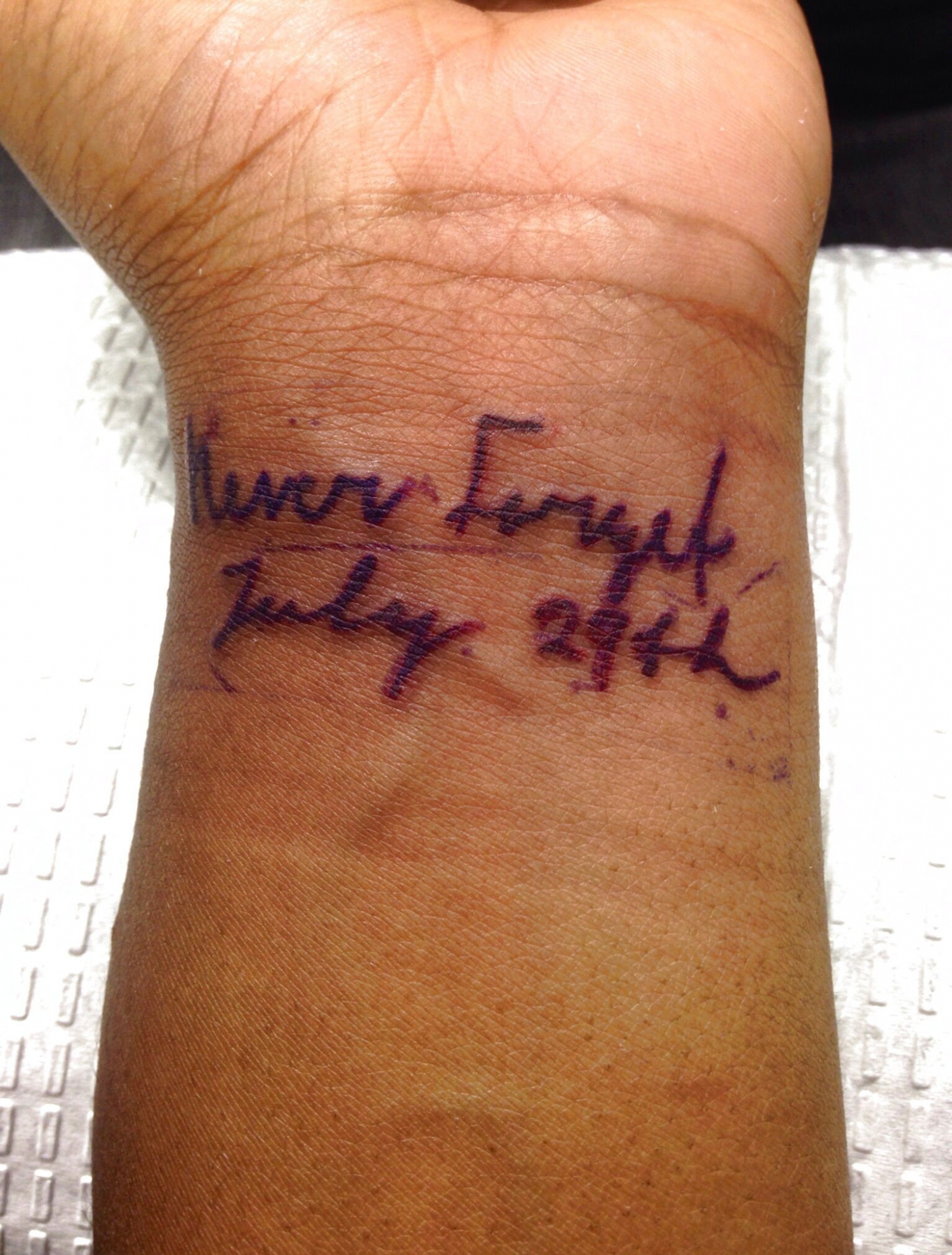 手腕处的多式样英文字纹身图案