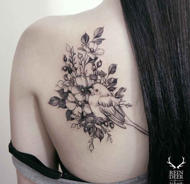 女孩后肩背上漂亮的纹身图案