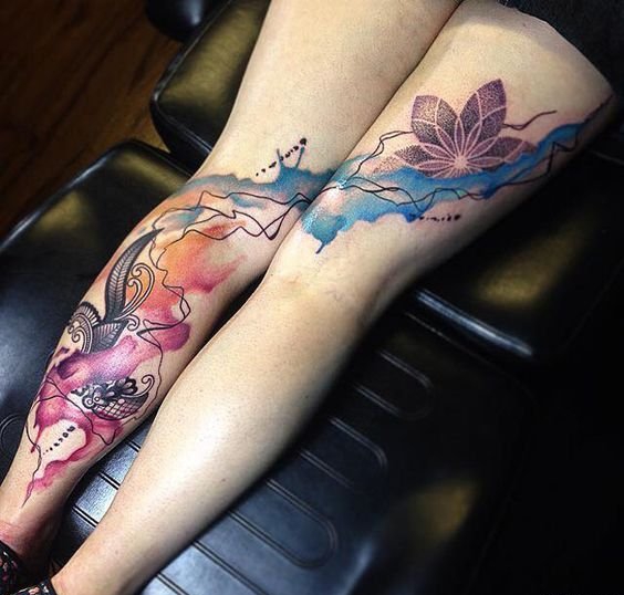 女性腿上漂亮的水彩纹身图片