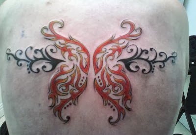 男性背部帅气的部落图腾纹身图案