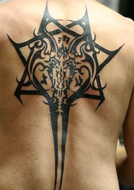 男性背部帅气的部落图腾纹身图案