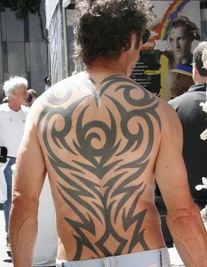 男性背部帅气的部落图腾纹身图案