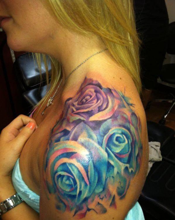 女性肩膀上多款漂亮的花朵纹身图案