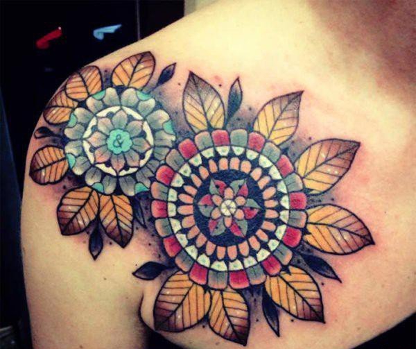 女性肩膀上多款漂亮的花朵纹身图案