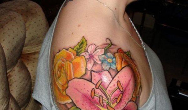 女性肩膀上多款漂亮的花朵纹身图案