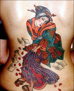 女性背部艺妓纹身图案