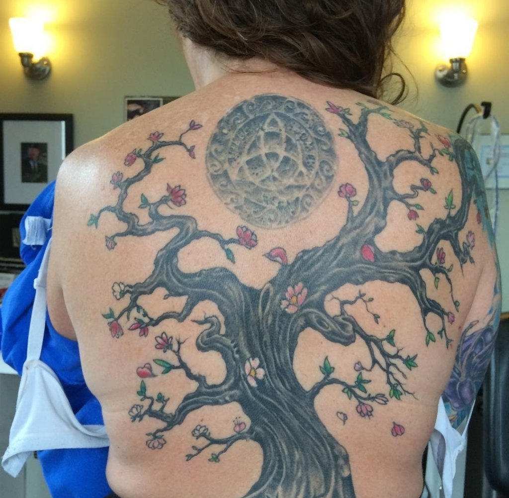 女性身上漂亮的大树纹身图案