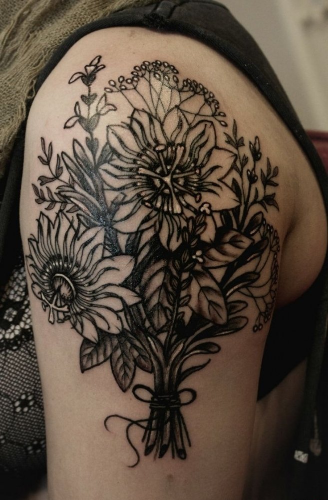 女性身上漂亮的大树纹身图案