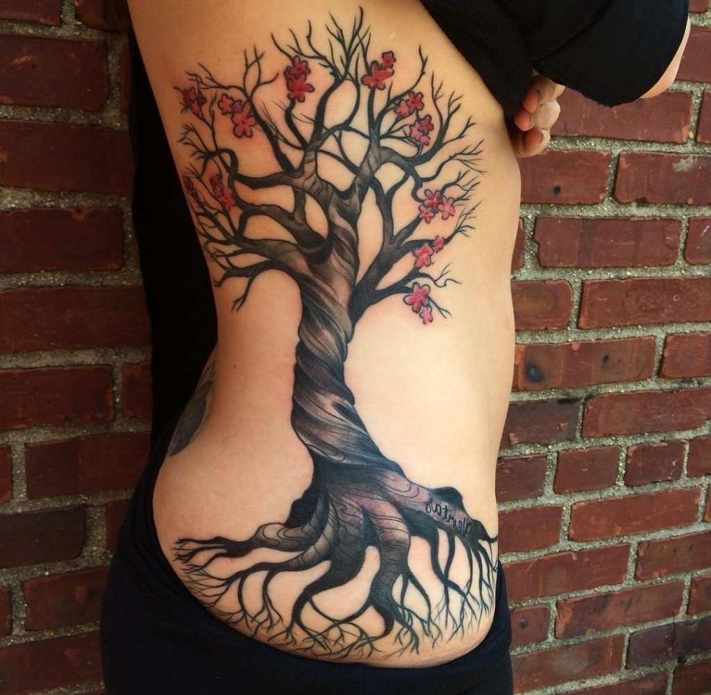 女性身上漂亮的大树纹身图案
