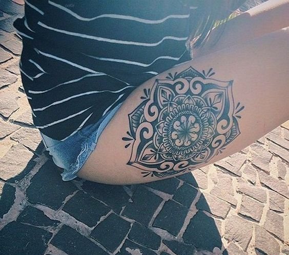 女性大腿上各种样式漂亮的纹身图案