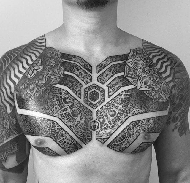 男性帅气的神圣的几何图形纹身图案来自彼得