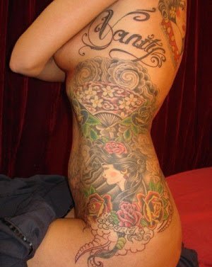 女性漂亮的半祼侧身纹身图案