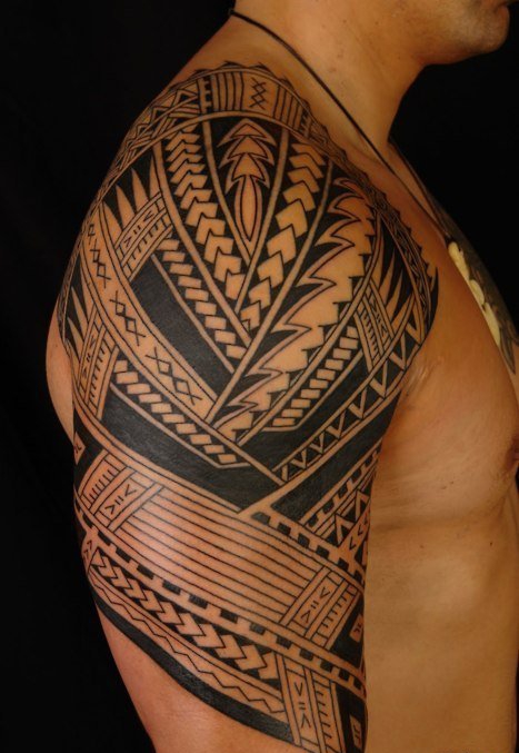 让人看到的是无限力量的男性半袖大臂部落图腾纹身图案