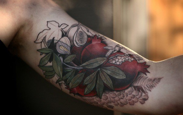 手臂上的漂亮的水彩画风格纹身图案