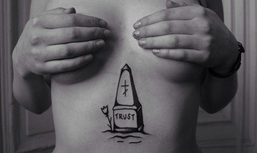 胸骨至下腹部上多种风格漂亮的纹身图案