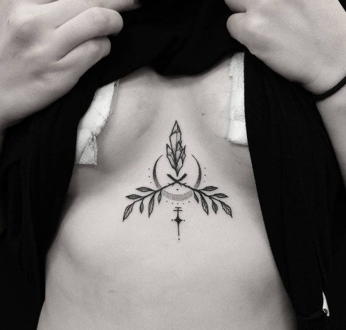 胸骨至下腹部上多种风格漂亮的纹身图案