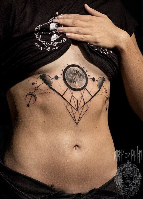 胸骨至下腹部上多种风格漂亮的纹身图案