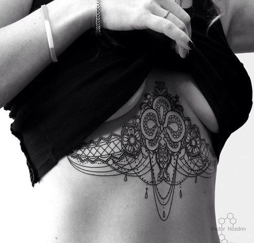 胸骨至下腹部上多种风格漂亮的纹身图案