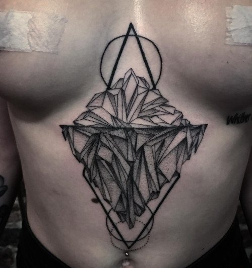 胸骨至下腹部上多种风格漂亮的纹身图案