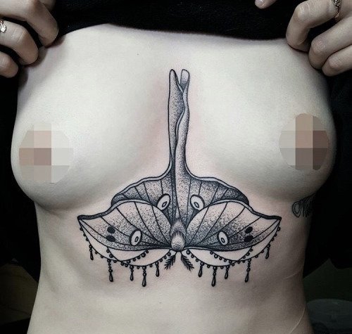 胸骨至下腹部上多种风格漂亮的纹身图案