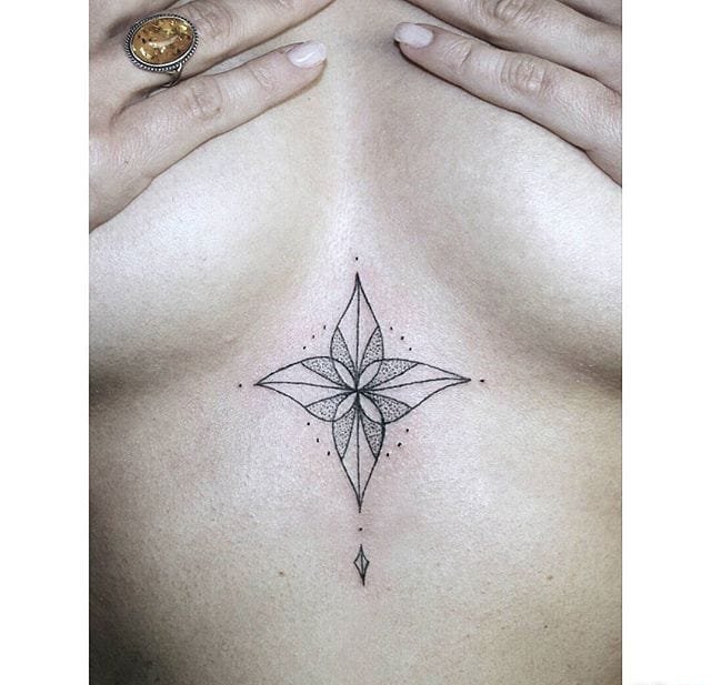 女性胸骨下漂亮的装饰纹身图案来自泽利娜