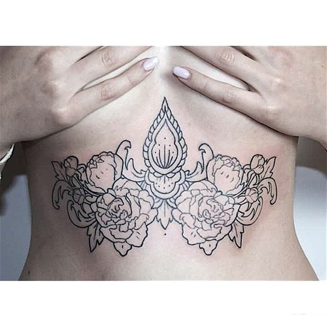 女性胸骨下漂亮的装饰纹身图案来自泽利娜