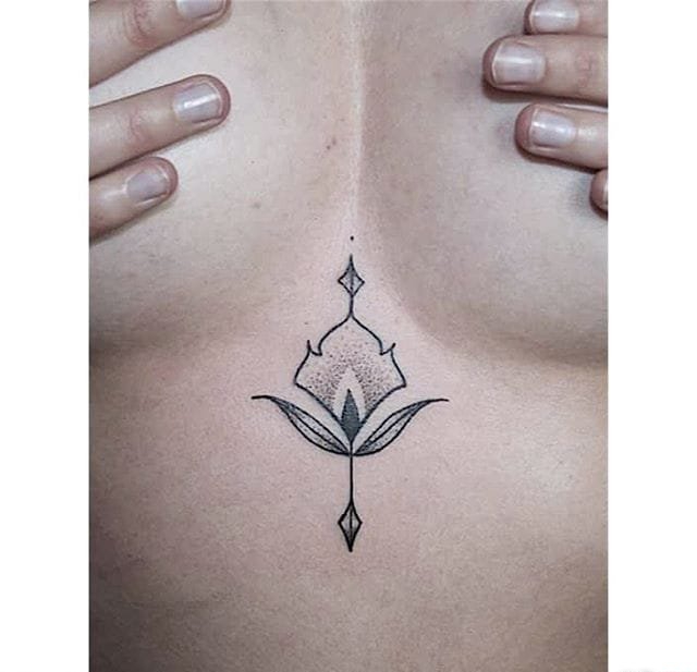 女性胸骨下漂亮的装饰纹身图案来自泽利娜