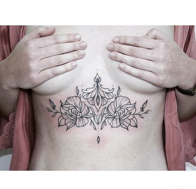 女性胸骨下漂亮的装饰纹身图案来自泽利娜