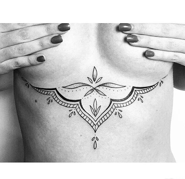 女性胸骨下漂亮的装饰纹身图案来自泽利娜