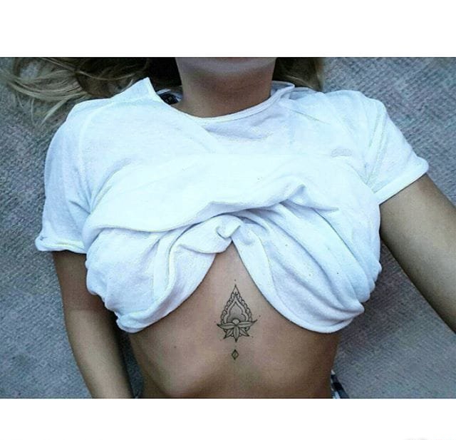 女性胸骨下漂亮的装饰纹身图案来自泽利娜
