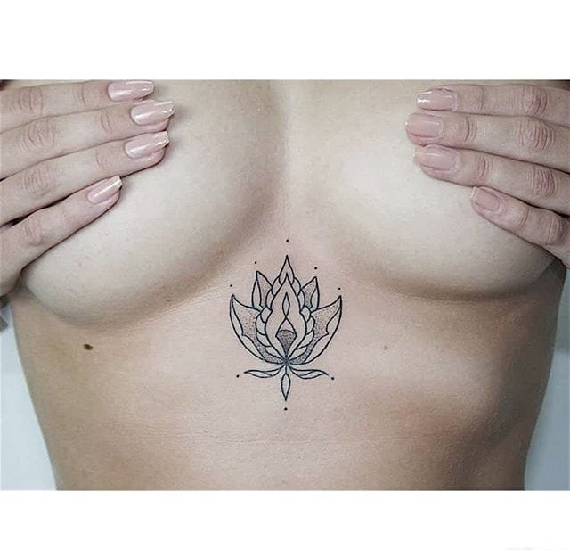 女性胸骨下漂亮的装饰纹身图案来自泽利娜